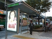 大阪市バス「戎橋」停留所に「広告付き上屋」－民間企業が運営
