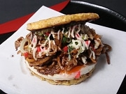 お好み焼きに具材を挟む「大阪バーガー」、デルフィンアリーナに新店