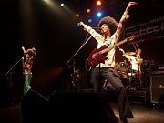 アフロ3人組アーティスト「鶴」、アメリカ村のライブハウスで熱唱
