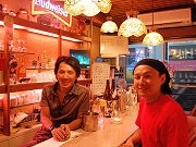 道頓堀に双子の兄がバー－弟経営もんじゃ焼き店の3軒隣に出店
