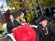 大阪初、新郎新婦を乗せた人力車が御堂筋を走行－ホテル日航大阪