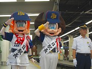 オリックス・バファローズのマスコットが一日駅長に－「なにわの日」をPR