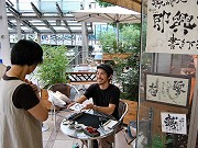 難波のカフェで即興「笑顔」詩人の個展－即興詩書き下ろし企画も