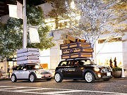 ミナミ各所を2台の「MINI」が走行－50周年記念企画でイベント