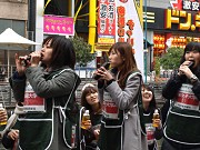 とんぼりリバーウォークで巻きずし丸かぶり－女子大生やミス商店街が参加