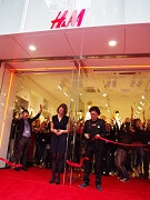 H&M戎橋店オープンに2,500人が列－最後尾は5時間待ちに