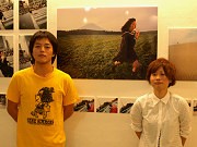 アメリカ村で「食パン少女」写真展－制服姿で全国を“登校”中