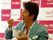 韓流スターのチョン・ジュノさん、難波で「ファンの集い」