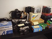 新町の写真ギャラリーでチャリティーセール－写真に関する千点を販売