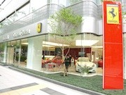 心斎橋に高級輸入車ショールーム－フェラーリとベントレー販売店が併設