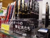 「ステーショナリーマーケット なんばウォーク店」主要な商品にはユニークなPOPを取り付ける