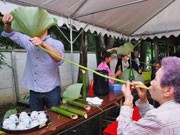 奈良・法華寺で｢象鼻盃｣－ハスの茎をストロー代わりに酒を楽しむ