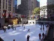ロックフェラーセンターに恒例のアイススケートリンクがオープン