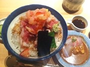 日本橋に海鮮丼専門店「つじ半」－つけ麺と天丼の人気店がコラボ開業