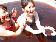 箱根小涌園ユネッサンに「スイスチョコレート風呂」－「投入」パフォーマンスも