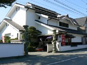 箱根・武士の里美術館、直江兼続の手作り「愛」かぶとの試着人気に