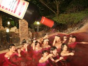 箱根小涌園ユネッサンでヌーボー解禁イベント－浴槽へワイン投入も
