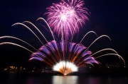 箱根・芦ノ湖で節分「冬景色花火大会」－水上スキーの鬼も