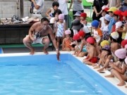 幸田の保育園に海洋生物－廃物利用の手作りラジコンロボットで楽しく解説