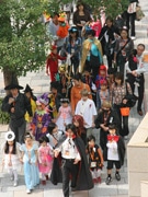 六本木ヒルズで3,000人のハロウィーンパレード－記念撮影も