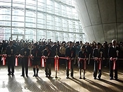 六本木に「国立新美術館」がオープン-波打つガラス建築