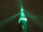 東京タワーが緑色に－アイルランドと日本の外交関係樹立50周年で