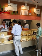 小山薫堂さんのオフィス受付がパン屋に、「百年カレーパイ」など