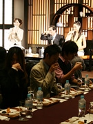 サントリー美術館で高級烏龍茶を愉しむ茶会－胡弓演奏も