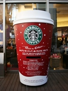 巨大カップ型ポストで本を贈呈－スターバックス コーヒー