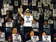 約600人で「WAR IS OVER!」－舞台あいさつにオノ・ヨーコさん