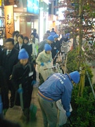 「青いサンタ姿」で大清掃活動－六本木をきれいにする会