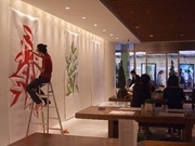 六本木ヒルズのカフェで若手アーティストが「ライブペイント」
