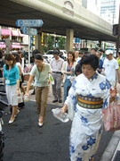 六本木で夏の打ち水－東京ミッドタウン、町会・商店街など共同で