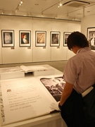 「ヴィヴィアン・ウエストウッド」、特大写真集発売で写真展