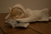 子どもの心を見つめ続ける彫刻家－南麻布で山崎龍一さん個展