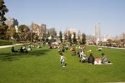 東京ミッドタウン、芝生広場でGWイベント－本とラグマットの貸し出しも
