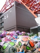 東京タワーに100本のビニール傘の花－ミレイヒロキとコラボ企画