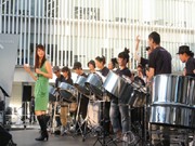 六本木ヒルズでエコイベント－古内東子さんと一緒に廃材で楽器づくり