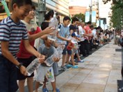 六本木で「打ち水大作戦」－ミッドタウンや町内会など200人が参加