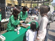 グリーン電力でアコースティック・ライブ－ヒルズでイベント、携帯電話回収も