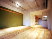 雑居ビルの一室を岡山県産ヒノキの間伐材でリノベーション－西麻布