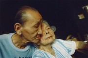 南麻布で古賀絵里子さん写真展「浅草善哉」－老夫婦との6年間描く