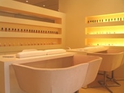 栄にネイルとエステの専門店－ネイル裏側へのデザイン提案も