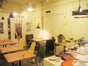 グラフィックデザイナー運営のカフェが大須の生花店跡に出店