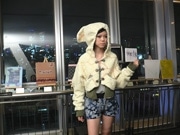 テレビ塔で夜景をバックにファッション専門学生のショー