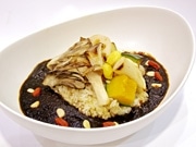 野菜とスパイスのみで作った真っ黒なカレー「薬膳黒カレー」