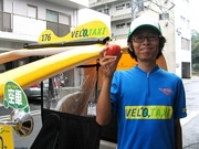 赤く色づいた大須の野生トマト、ベロタクシー運転手の手に－そのお味は？