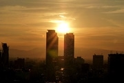 名古屋駅前・高層ビルの間に落ちる夕日－年に2回の眺望、間もなく