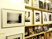 写真を始めて1年の若手写真家、栄のセレクト書店で作品展