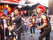 大須・万松寺で初のパンクライブ－ナニワのパンキーバンドに人だかり